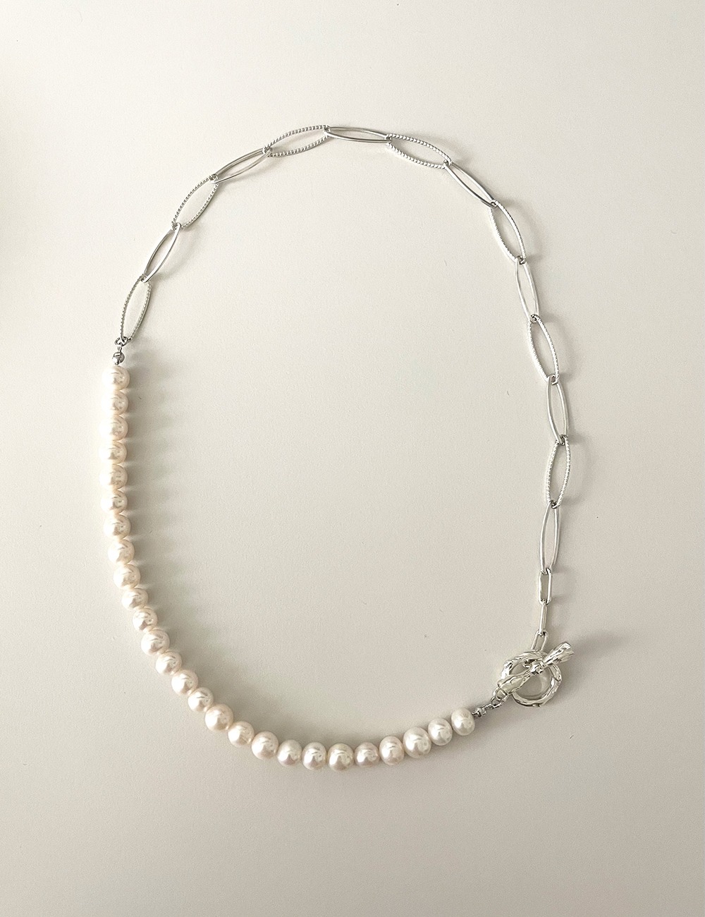 Clear lissom pearl necklace